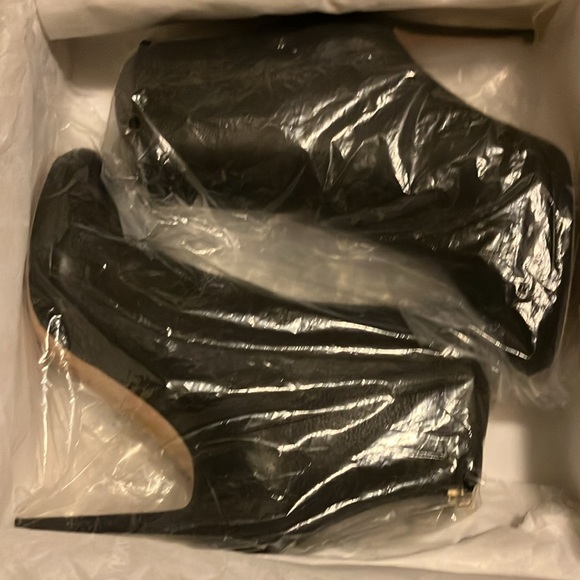 Beautiful black leather authentic Jimmy Choo boots. - Picture 8 of 10